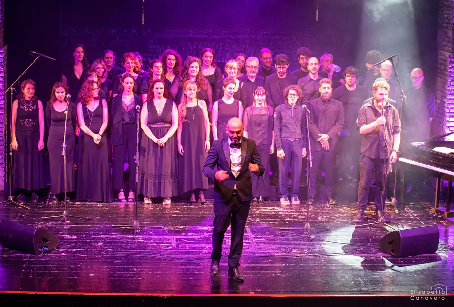 La compagnia e il coro sul palco del Teatro Juvarra