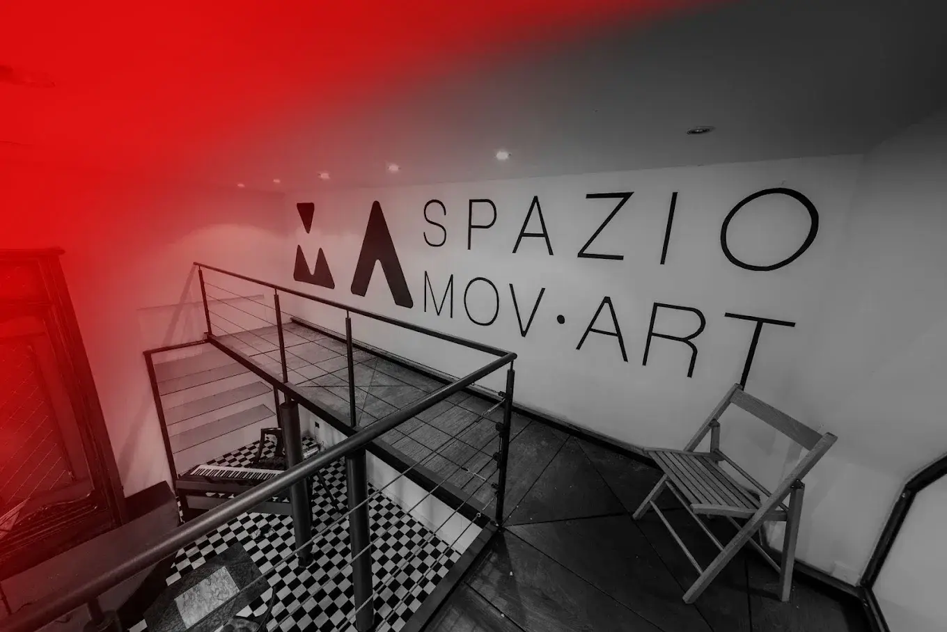La sala di Spazio MovArt con il pavimento a scacchi